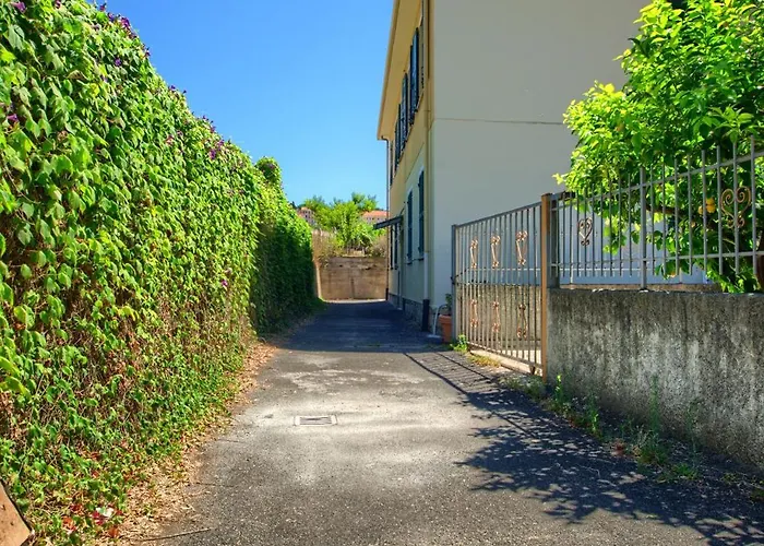 Fronte Ciclabile Con Posto Per Auto E Biciclette *