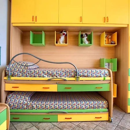 Fronte Ciclabile Con Posto Per Auto E Biciclette *