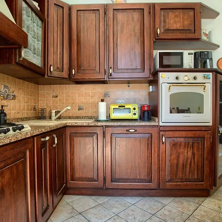 Fronte Ciclabile Con Posto Per Auto E Biciclette *