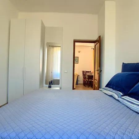 Fronte Ciclabile Con Posto Per Auto E Biciclette Imperia