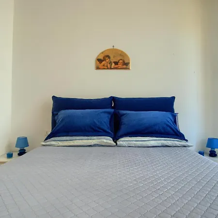 Fronte Ciclabile Con Posto Per Auto E Biciclette