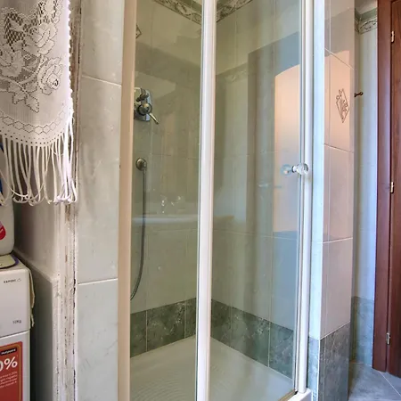 Fronte Ciclabile Con Posto Per Auto E Biciclette