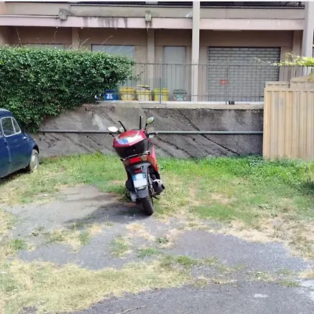 Fronte Ciclabile Con Posto Per Auto E Biciclette
