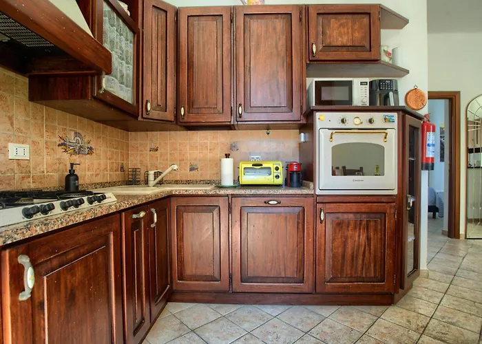 Fronte Ciclabile Con Posto Per Auto E Biciclette *