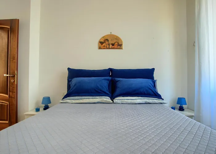 Fronte Ciclabile Con Posto Per Auto E Biciclette