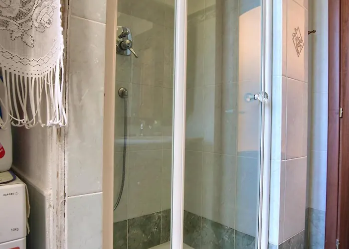 Fronte Ciclabile Con Posto Per Auto E Biciclette