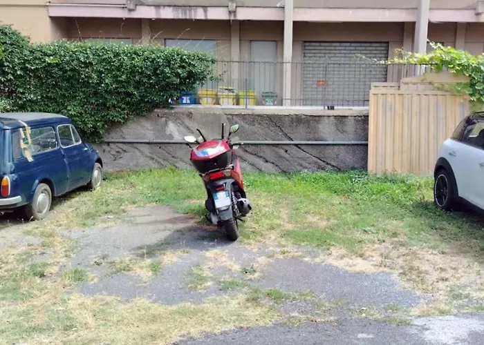 Fronte Ciclabile Con Posto Per Auto E Biciclette